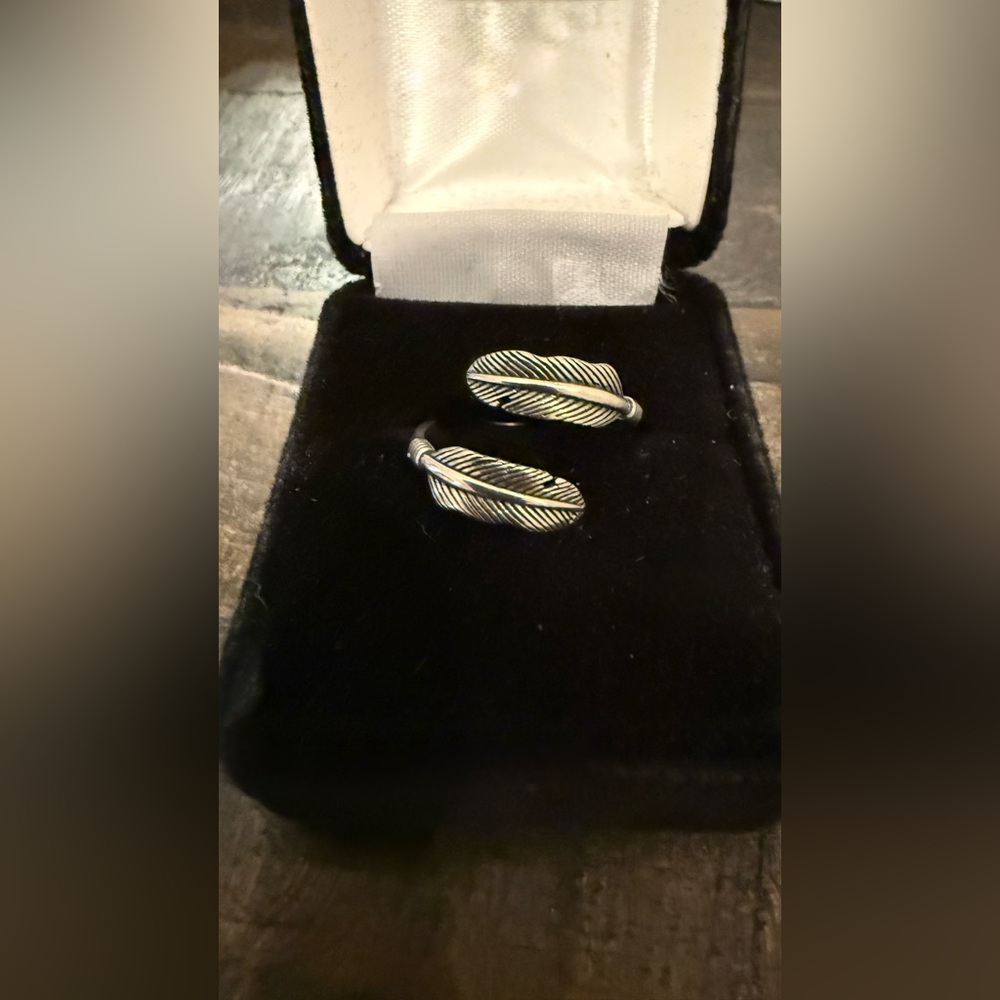 925 Sterling Silver Feather Ring. Size 6. Adjustable to fit sizes 6, 7, or 8